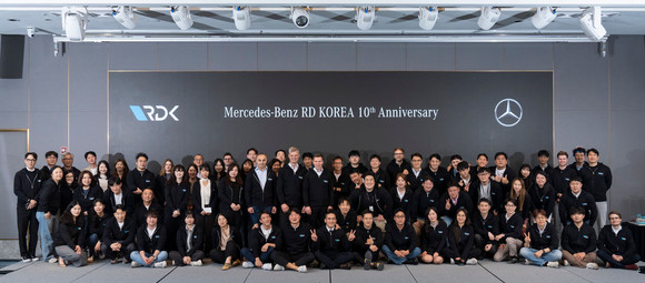 지난 4월 열린 메르세데스-벤츠 R&D 코리아 센터 건립 10주년 기념행사에서 관계자들이 기념사진을 찍고 있다. ⓒ 메르세데스-벤츠 코리아