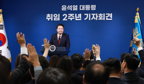 윤석열정부 2년 국민보고 모두 발언이 끝난 후 윤 대통령은 브리핑룸으로 옮겨 기자들과 질의응답 시간을 가졌다. ⓒ 연합뉴스
