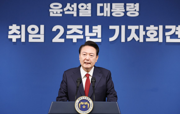 윤 대통령은 9일 용산 대통령실에서 취임 2주년 기자회견에 앞서 '윤석열정부 2년 국민보고' 모두발언을 했다. ⓒ 연합뉴스