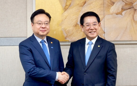 김영록 전라남도지사가 9일 오전 세종정부청사에서 조규홍 보건복지부 장관과 인사를 나누고 있다. ⓒ 전남도