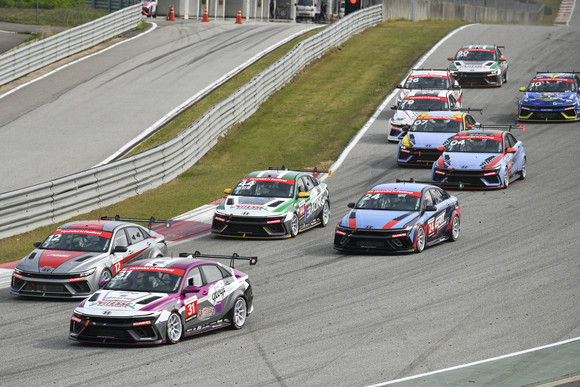 레이스 중인 아반떼 N1 컵카. ⓒ 현대자동차