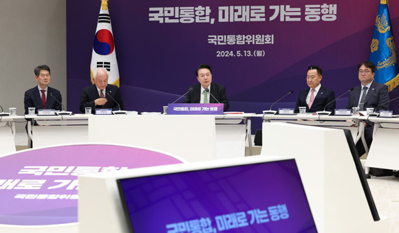 윤 대통령은 "사회적 약자 보호를 속도감 있게 추진해 진정한 국민통합을 이뤄달라"고 당부했다. ⓒ 연합뉴스