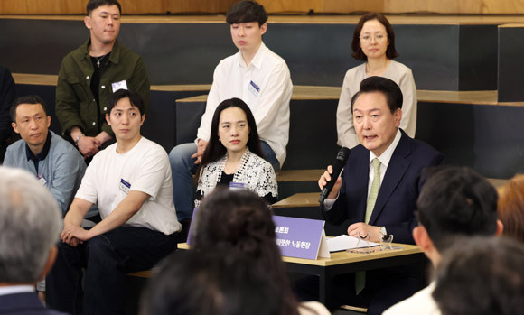 이날 민생토론회에는 △대리기사 △배달종사자 △마루·비계 노동자 등 다양한 분야에서 일하고 있는 근로자 70여 명이 참석했다. ⓒ 연합뉴스