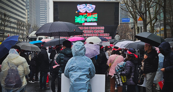 홍콩H지수 ELS 가입자들이 지난달 7일 은행 앞에서 투자 원금 전액 배상을 요구하고 있다. = 장민태 기자