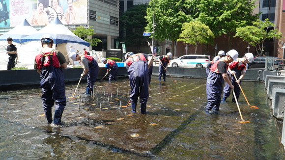 롯데글로벌로지스가 서울 청계천 환경 정비 봉사 활동을 실시했다. ⓒ 롯데글로벌로지스