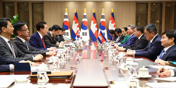 윤 대통령은 한국을 공식 방한 중인 훈 마넷 캄보디아 총리와 용산 대통령실에서 정상회담을 가졌다. ⓒ 연합뉴스