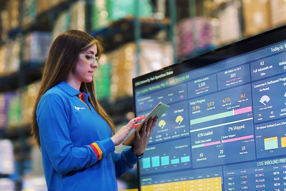 CJ대한통운 미국법인 CJLA의 직원이 물류 운영 현황을 모니터링하고 있다. ⓒ CJ대한통운