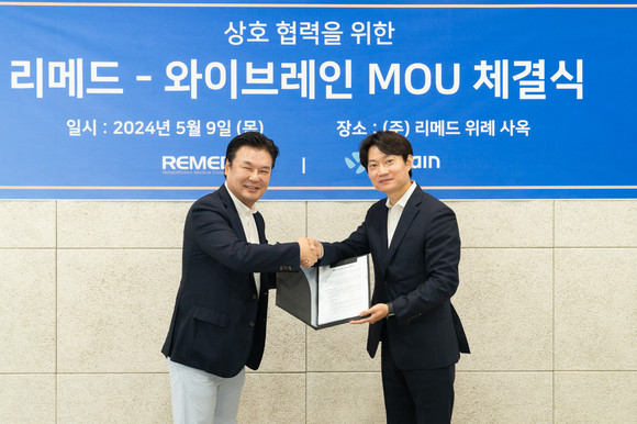 이기원 와이브레인 대표(우)와 이근용 리메드 대표(좌)가 상호 협력을 위한 MOU 체결식을 진행하고 있다. ⓒ 와이브레인