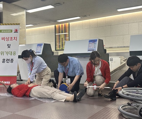 티웨이항공 합동 훈련팀이 가상 상황으로 훈련을 실시하며 구호조치 훈련을 하고 있다. ⓒ 티웨이항공