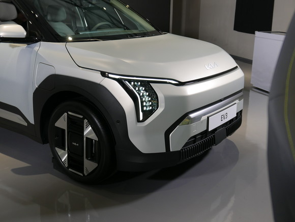 전면부는 후드와 범퍼 표면을 매끄럽게 처리하고 볼륨감이 돋보이도록 디자인해 강건한 이미지를 강조했다. = 노병우 기자