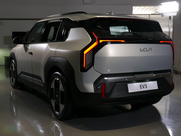 후면부는 리어 글래스와 부드럽게 이어지는 스타맵 시그니처 라이팅을 차체 양 끝에 배치해 깔끔한 테일게이트 표면을 만들었다. = 노병우 기자