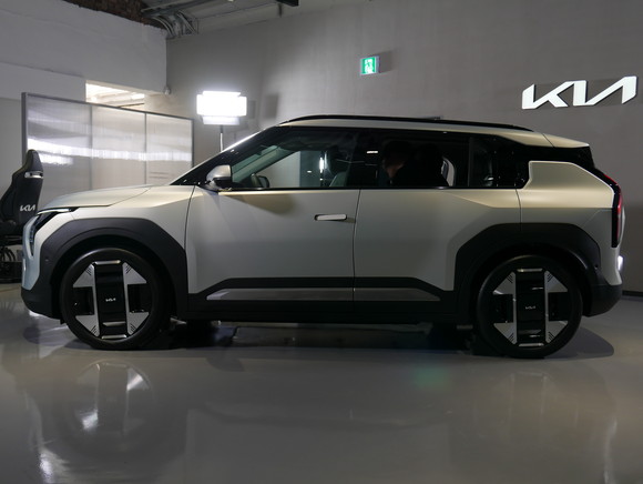 측면부는 뒤로 갈수록 낮아지는 루프라인이 역동적인 느낌을 자아낸다. = 노병우 기자