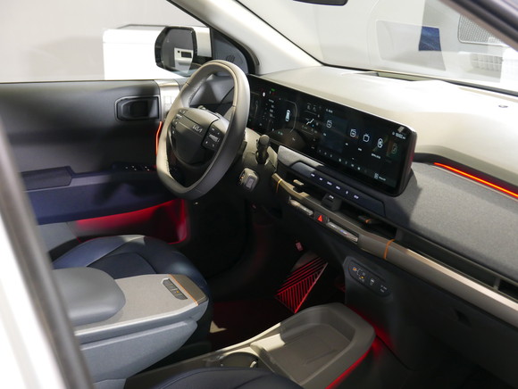 도어, 크래시패드, 콘솔 하단에 적용한 다이내믹 엠비언트 라이트는 차량 속도에 따라 밝기가 달라지도록 설정할 수 있다. = 노병우 기자