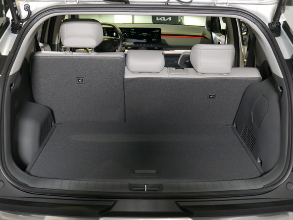 EV3는 460ℓ 크기(VDA 기준)의 트렁크와 25ℓ 크기의 프론트 트렁크를 갖췄다. = 노병우 기자