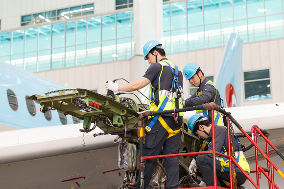 격납고에서는 항공기 기체와 각종 부품을 검사하고 수리하는 정비 작업을 24시간 수행한다. ⓒ 대한항공