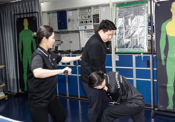 객실승무원은 기내 난동과 같은 불법 방해 행위에 대처하는 훈련도 정기적으로 받는다. ⓒ 대한항공