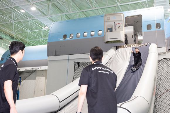 항공기가 바다나 강에 내릴 경우를 대비한 비상 착수 훈련도 진행한다. ⓒ 대한항공