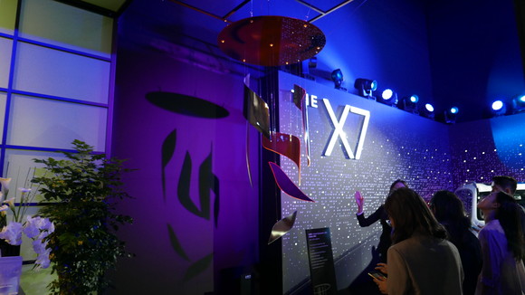 공예 디자이너 이석우가 BMW 럭셔리 클래스 모델들에 담긴 촉각을 주제로 제작한 예술작품에 대한 도슨트 프로그램이 진행되고 있는 모습. = 노병우 기자