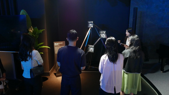 공예 디자이너 이석우가 BMW 럭셔리 클래스 모델들에 담긴 촉각을 주제로 제작한 예술작품에 대한 도슨트 프로그램이 진행되고 있는 모습. = 노병우 기자