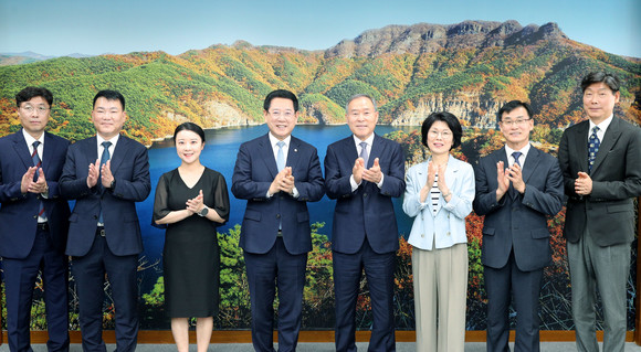 김영록 전라남도지사가 27일 오전 도청 접견실에서 제2기 자치경찰위원회 위원들에게 임명장을 수여하고 기념촬영을 하고 있다. ⓒ 전라남도