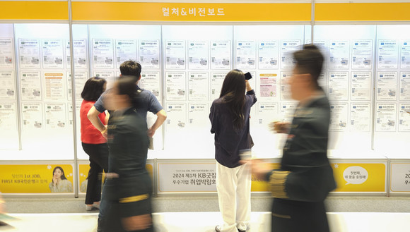 KB굿잡 우수기업 취업박람회는 전역을 앞둔 군인과 고등학생들로 인산인해를 이뤘다. = 장민태 기자
