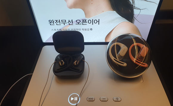 오는 6월5일부터 국내에 정식 출시되는 이번에 선보인 온픈형 이어폰 2종은 가격은 다운 시키고, 무게는 더욱 가볍게 했다. = 김경태 기자