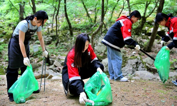 티웨이항공 봉사활동 동호회의 자원봉사자들이 플로깅 활동을 하고 있다. ⓒ 티웨이항공