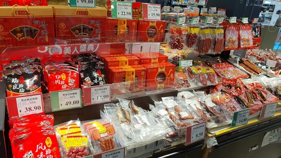 광저우 시내에 위치한 일본 대형마트 브랜드 에이온(AEON) 식품코너에 진열된 윙입푸드 상품들. ⓒ 프라임경제