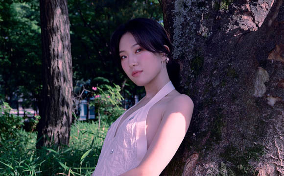 박수진은 '슈퍼스타 K7'에서 천부적인 음악적 재능으로 주목받으며 Top10에 진출했고, 최근 싱어게인 3에 출연해 한층 성숙해진 실력으로 심사원들에게 극찬을 받기도 했다. ⓒ NHN벅스