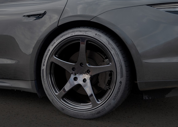 아이온 에보는 ISCC PLUS 인증 지속가능원료를 45% 적용한 제품으로, 사이드월에 'ISCC PLUS' 인증이 업계 최초로 각인됐다. ⓒ 한국타이어