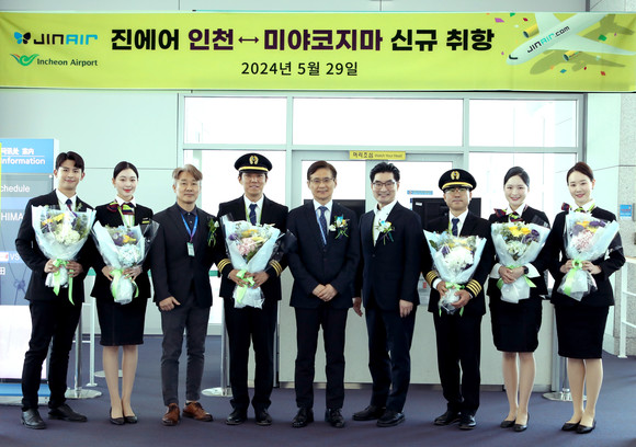 박병률 진에어 대표(왼쪽으로부터 5번째)와 임직원들이 기념사진을 촬영하고 있다. ⓒ 진에어