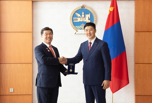 박요한 대한항공 중국지역본부장이 대한항공 임직원을 대표해 오드바야르(E.Odbayar) 몽골 대통령실 외교정책담당 고문으로부터 메달을 수여받은 후 기념사진을 촬영하는 모습. ⓒ 대한항공