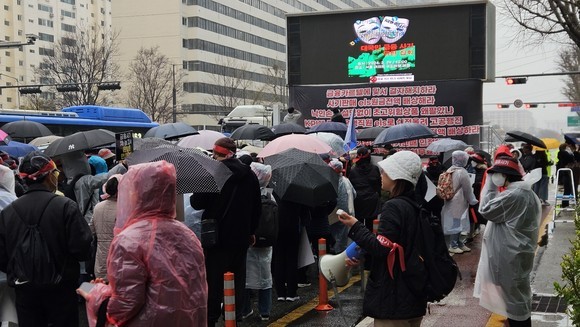 5대 은행이 홍콩 H지수 주가연계증권 자율 배상에 착수한 후 두 달간 5000건 이상의 협상을 완료하는 등 속도를 내고 있는 것으로 밝혀졌다. 사진은 홍콩H지수 ELS 투자자들이 지난 3월29일 KB국민은행 앞에서 집회를 열고 투자 원금 전액 배상을 요구하고 있는 모습. = 장민태 기자.