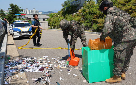 대통려실 관계자는 "오물 풍선은 공중에서 격추됐을 때 더 분산돼 떨어져 오히려 피해 지역이 넓어질 수 있어 쉽지 않은 문제"라고 했다. ⓒ 연합뉴스