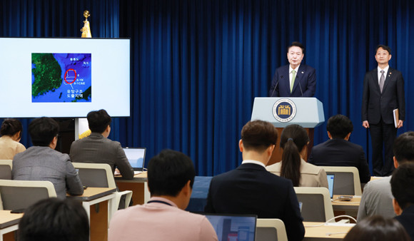 윤 대통령은 3일 포항 영일만 앞바다에 막대한 양의 석유와 가스가 매장돼 있다는 가능성이 높다는 물리 탐사 결과를 보고 받고, 석유가스전에 대한 탐사 시추 계획을 승인했다. ⓒ 연합뉴스