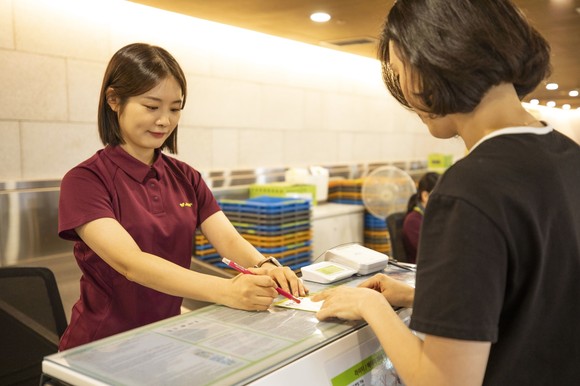 진에어의 하계 티셔츠는 진에어의 CI 색상인 보라색과 연두색을 반영해 두 가지 색상으로 만들었다. ⓒ 진에어