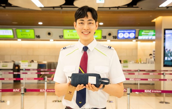 진에어가 낡은 청바지 유니폼을 모아 업사이클링 필통 100개를 제작했다. ⓒ 진에어