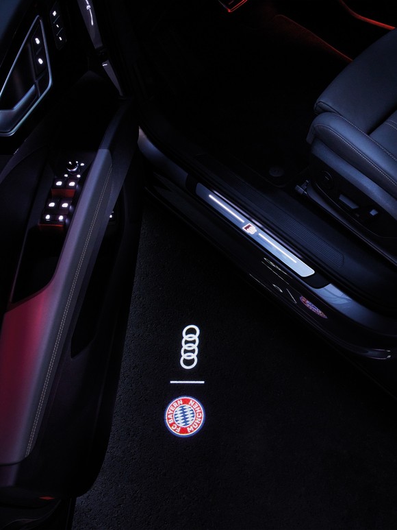 아우디 로고와 FC 바이에른의 로고가 삽입된 도어 엔트리 LED 라이트. ⓒ 아우디 코리아