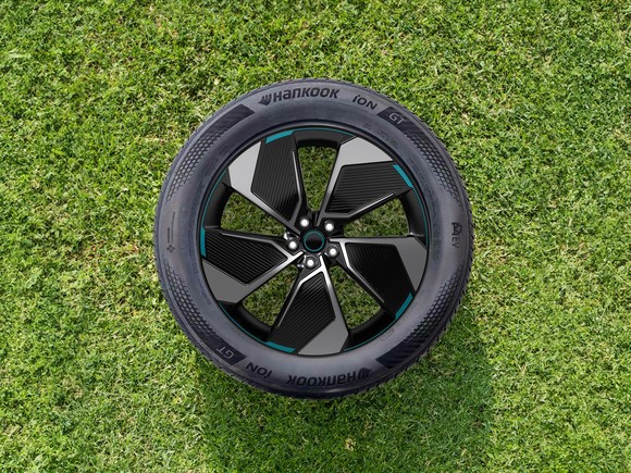 아이온의 신제품인 여름용 타이어 '아이온 GT'. ⓒ 한국타이어