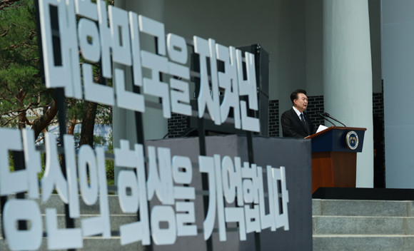 윤 대통령은 6일 현충일 추념사에서 대한민국을 지켜낸 영웅들에게 경의를 표하고, 북한의 도발에 대해 강경 대응할 것이라고 했다. ⓒ 연합뉴스