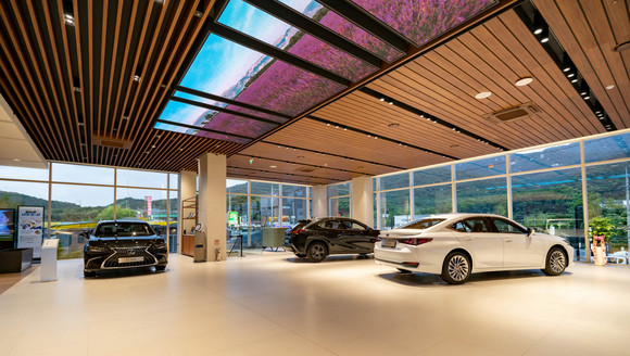 렉서스 의정부 전시장 및 서비스센터는 우드 소재를 활용한 인테리어가 특징이다. ⓒ 렉서스코리아