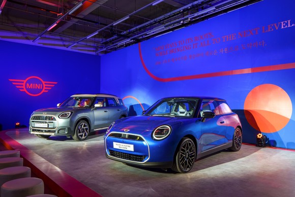 왼쪽부터 뉴 MINI 컨트리맨, 뉴 올-일렉트릭 MINI 쿠퍼. ⓒ MINI 코리아