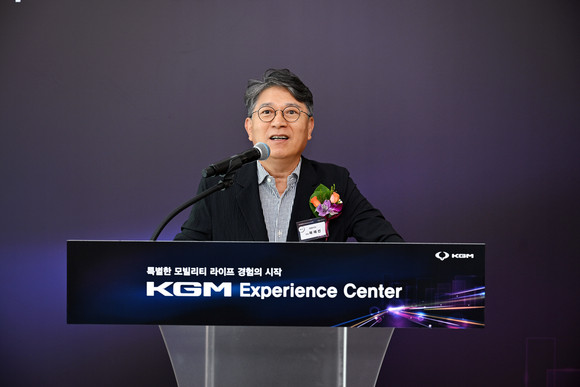 곽재선 회장이 13일 열린 KGM 익스피리언스 센터 일산 개관식에서 인사말을 하고 있다. ⓒ KG 모빌리티