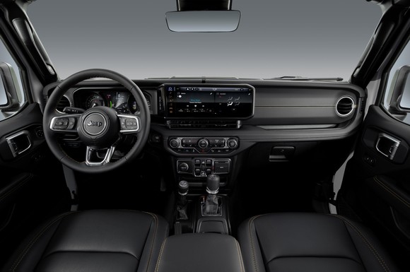 더 뉴 랭글러 4xe 인테리어. ⓒ 스텔란티스 코리아