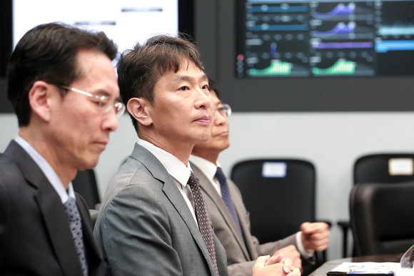 이복현 금융감독원장이 14일 금융권 합동 재해복구 전환훈련을 참관하고 있다. ⓒ 금융감독원