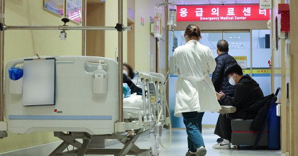 윤 대통령은 의료계 유례 없는 집단휴진이 예고된 가운데 주례회동에서 불법 진료 거부에 대한 비상 대책을 당부했다. ⓒ 연합뉴스