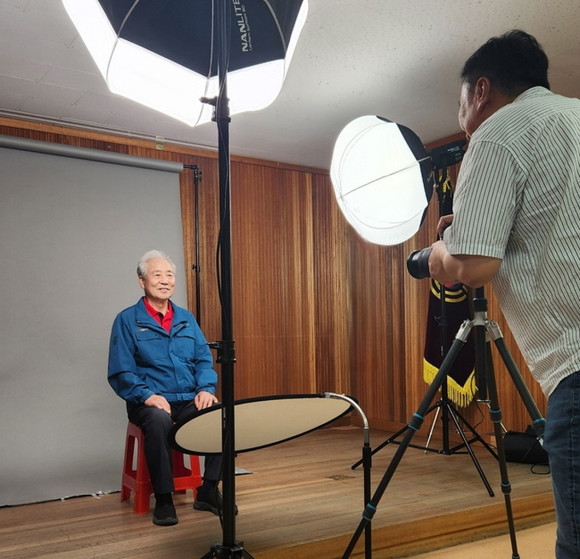 캐논코리아의 장수사진 촬영 봉사활동 모습. ⓒ 캐논코리아