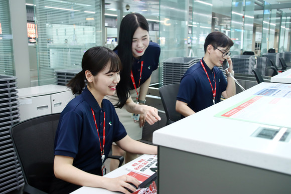 티웨이항공 공항 근무 직원분들이 쿨비즈를 착용하고 업무에 임하고 있다. ⓒ 티웨이항공