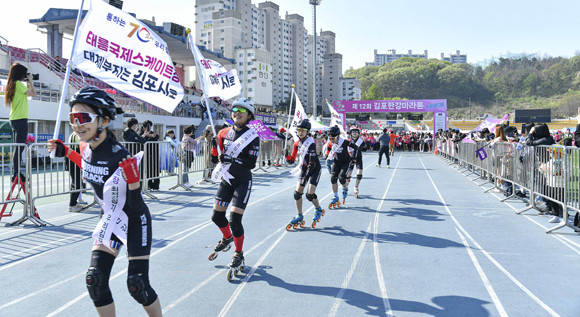 지난 4월 열린 제12회 김포한강마라톤에서 인라인 꿈나무들이 주행로를 함께 달리며 국제스케이트장 김포 유치를 응원하고 있다. ⓒ 김포시