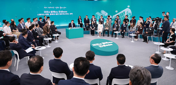윤 대통령은 교통 인프라 확보를 위해 영일만 횡단 고속도로와 성주-대구 고속도로를 건설하기로 했다. ⓒ 연합뉴스